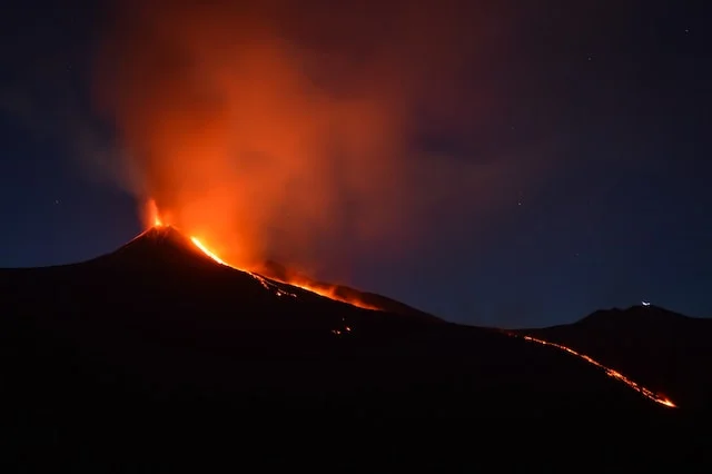 Sopka Etna opět chrlí lávu