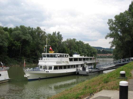 Cesta lodí po Dunaji na trase Krems-Melk je příjemný zážitek. Během plavby můžete se sklenkou vína v ruce pozorovat nádhernou krajinu kolem řeky.