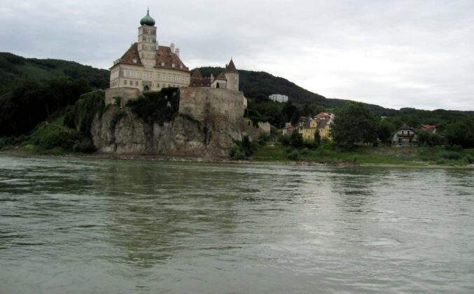 Kopce na březích Dunaje se hemží dalšími zajímavými historickými památkami. Hrad Hinterhaus a zámek Schönbühel.