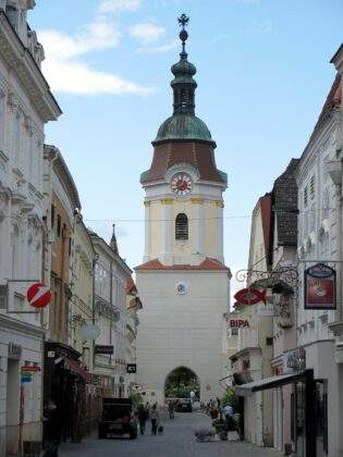 Krems, česky Křemže. Připomíná vám kremžskou hořčici? Ano, pochází odsud. Tohle malé městečko bylo ve středověku (cca v 11. a 12. století) málem slavnější než Vídeň.