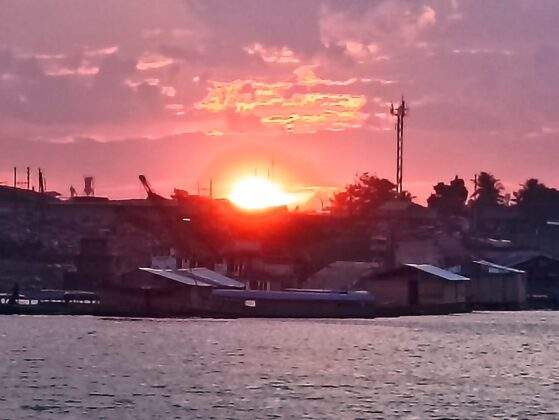 Západ slunce nad Puerto Masusa v Iquitos