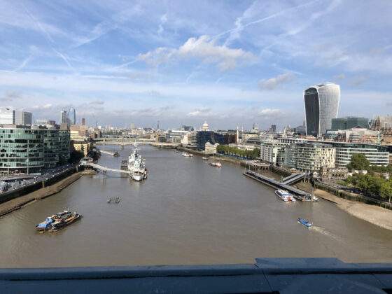 Krásný výhled z mostu Tower Bridge na Sky Garden a loď HMS Belfast