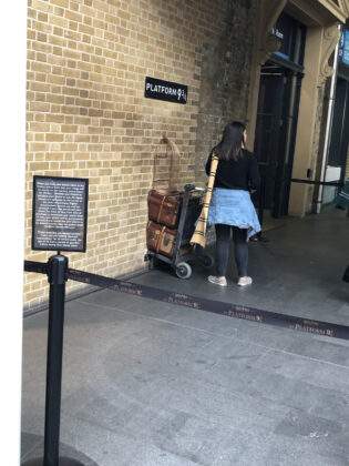 Nádraží Kings Cross s vozíkem z filmu Harry Potter