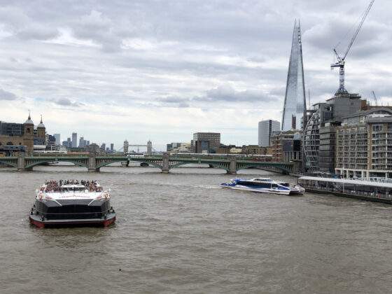 Pohled na Tower Bridge a na mrakodrap Shard