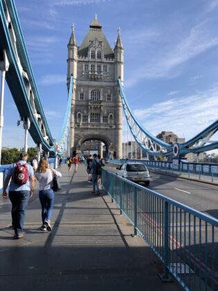 Procházka pro známém mostě Tower Bridge