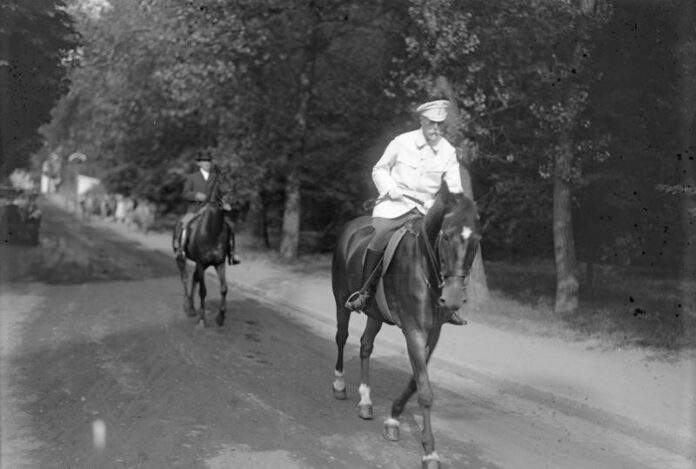 T. G. Masaryk v Karlových Varech v roce 1931. Jjízda na koni patřila k jeho zálibám - Tomáš Garrigue Masaryk