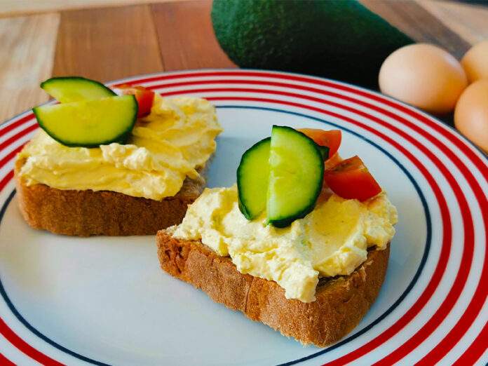 Zpestřete si recept na klasickou vajíčkovou pomazánku avokádem - Avokádovo-vajíčková pomazánka