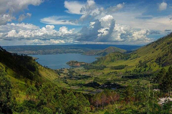 Jezero Toba a okolní kopce