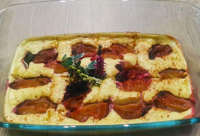 Recept - zapečený tvaroh se švestkami a skořicí