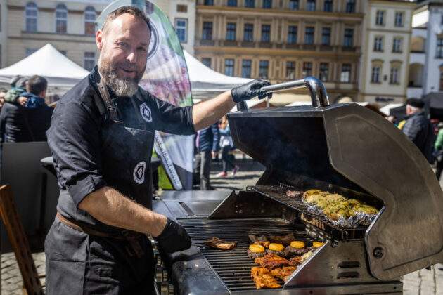 Kuchař přpravuje nejrůznější tvarůžkové speciality