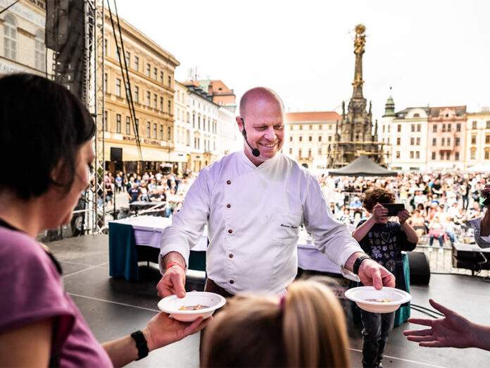 Kuchař Roman Paulus na tvarůžkovém festivalu