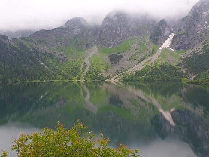 Na konci cesty vás čeká výhled na jezero Mořské oko a okolní hory - Morskie Oko