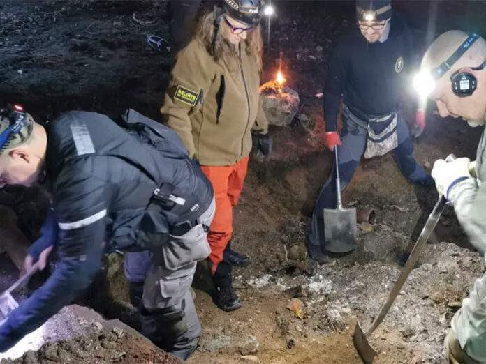 Archeolog Oktavian Bartoszewski (2. zleva) a kolegové během vykopávek v Göringově domě