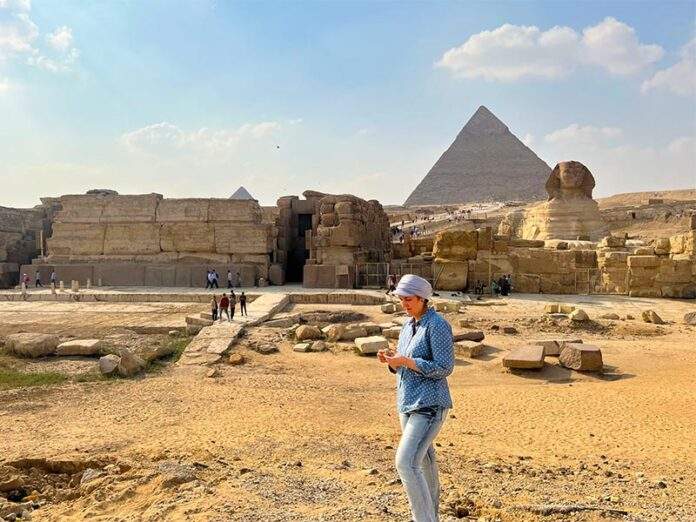 Profesorka Eman Ghoneim studuje povrchovou topografii části starověké větve řeky Nil nacházející se před pyramidami v Gíze a Velkou sfingou - Egypt - Nil - Pyramidy