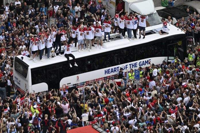 Tisíce lidí slaví s národním hokejovým týmem na Staroměstském náměstí v Praze zisk titulu mistrů světa. Hokejisty přivítaly nadšeným křikem