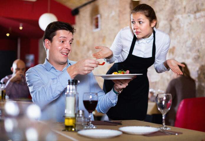 Rozzlobený host si stěžuje servírce na jídlo v restauraci - Restaurace