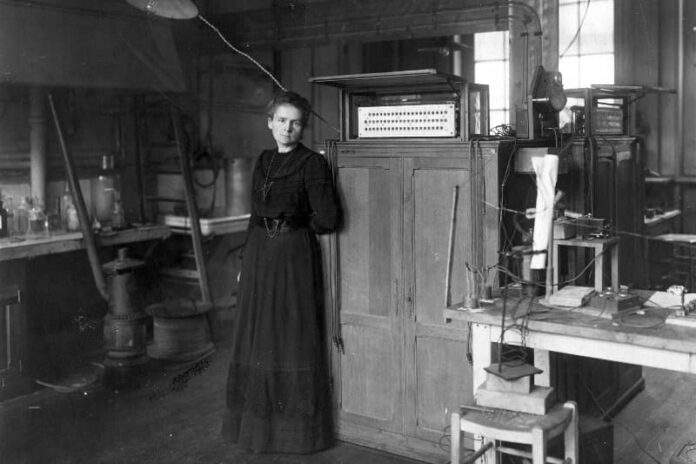 Věkdyně Marie Curie-Skłodowská ve své laboratoři