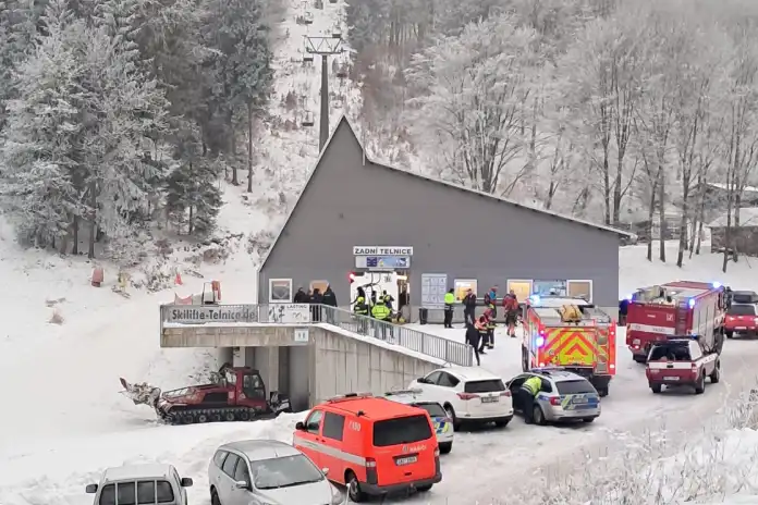 U zaseklé lanovky v lyžařském areálu v Zadní Telnici zasahovali hasiči, policisté i zdravotnická záchranná služba - Zaseklá lanovka