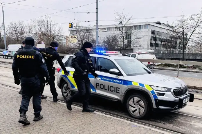 Policie ozbrojeného muže zadržela