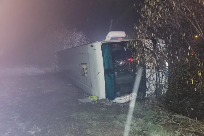 Dopravní nehoda autobusu v Žermanicích na Frýdecko-Místecku