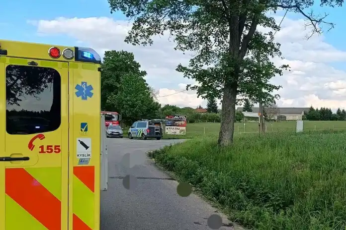 Tragická nehoda 12. května na křižovatce u Nové Vsi u Dírné na Táborsku. Při s srážce s osobním autem na místě zemřel cyklista