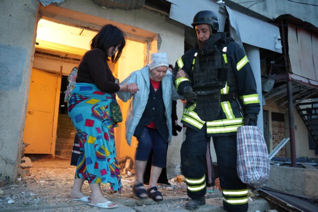 Důsledky úderu ruského dronu do výškové budovy v Saltivské čtvrti Charkova