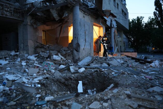 Důsledky úderu ruského dronu do výškové budovy v Saltivské čtvrti Charkova