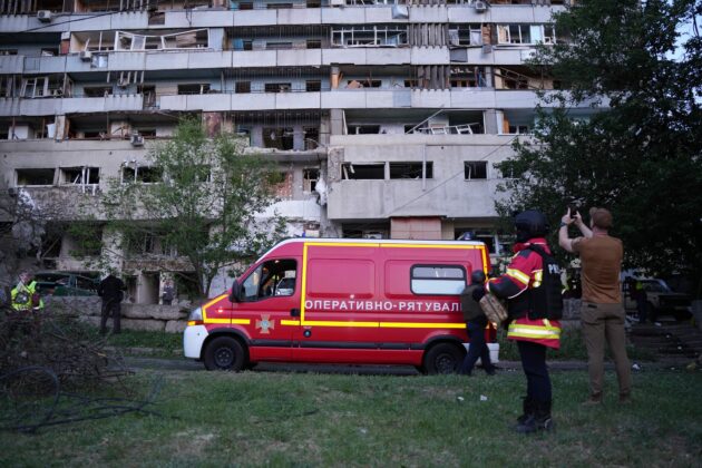 Důsledky úderu ruského dronu do výškové budovy v Saltivské čtvrti Charkova