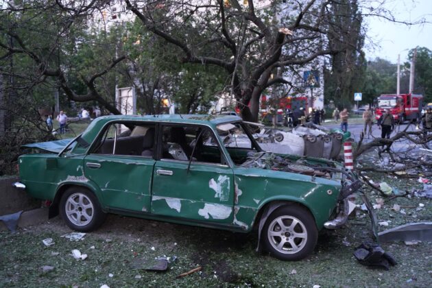 Důsledky úderu ruského dronu do výškové budovy v Saltivské čtvrti Charkova