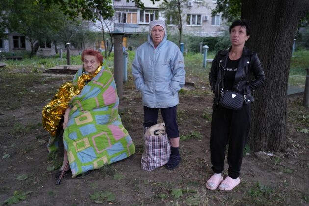 Důsledky úderu ruského dronu do výškové budovy v Saltivské čtvrti Charkova