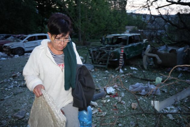 Důsledky úderu ruského dronu do výškové budovy v Saltivské čtvrti Charkova
