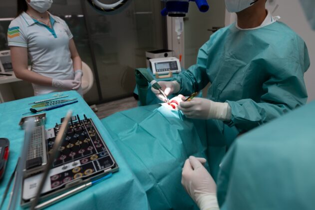 Zubní implantáty