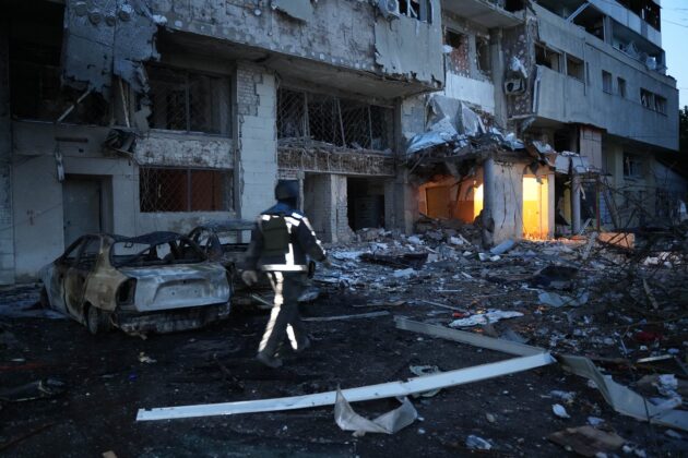 Důsledky úderu ruského dronu do výškové budovy v Saltivské čtvrti Charkova