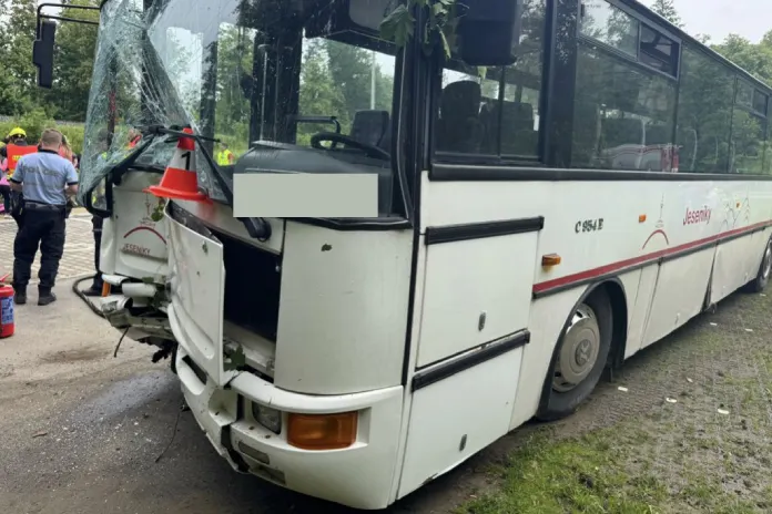 Nehoda autobusu mezi obcemi Zlaté Hory a Mikulovice