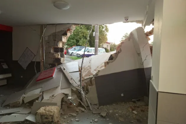 Následky smrtelné nehody ve Valteřicích, auto najelo do řeznictví