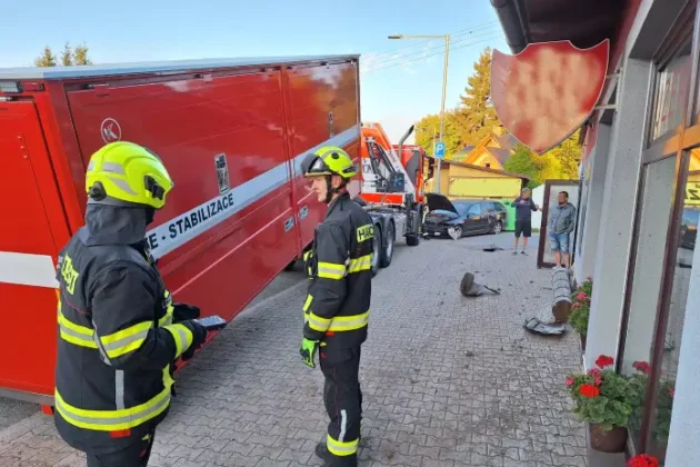 Následky smrtelné nehody ve Valteřicích, auto najelo do řeznictví