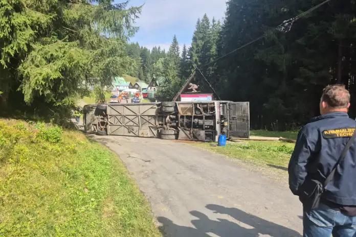 Ve Starých Hamrech se převrátil autobus s dětmi - Beskydy