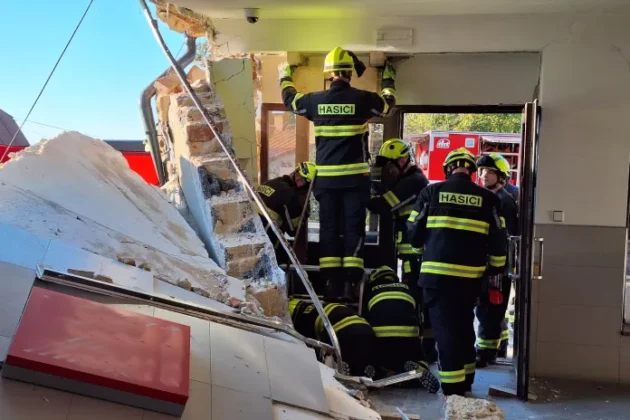 Následky smrtelné nehody ve Valteřicích, auto najelo do řeznictví