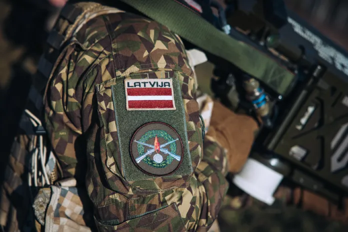 Lotyšsko - voják - Lotyšsko uzavírá vzdušný prostor