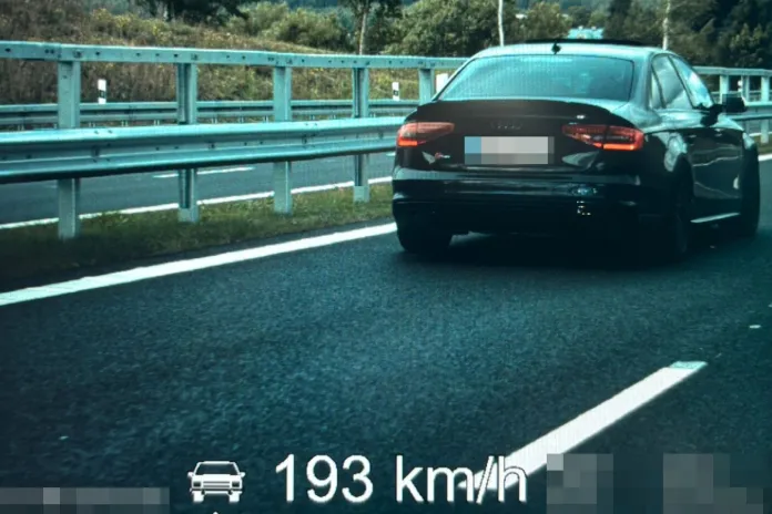 Řidič Audi předjel na devadesátce policejní hlídku téměř dvoustovkou