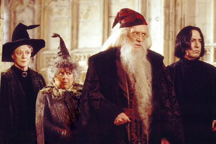 Maggie Smithová, Miriam Margolyesová, Richard Harris a Alan Rickman ve filmu Harry Potter a Tajemná komnata