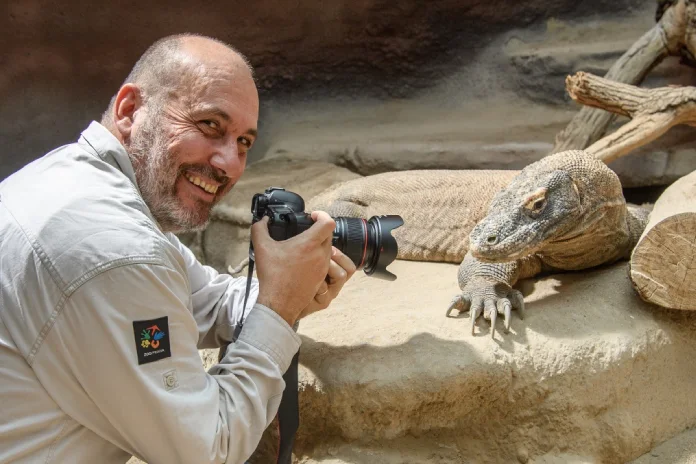 Ředitel pražské zoo Miroslav Bobek u varanů komodských v Indonéské džungli