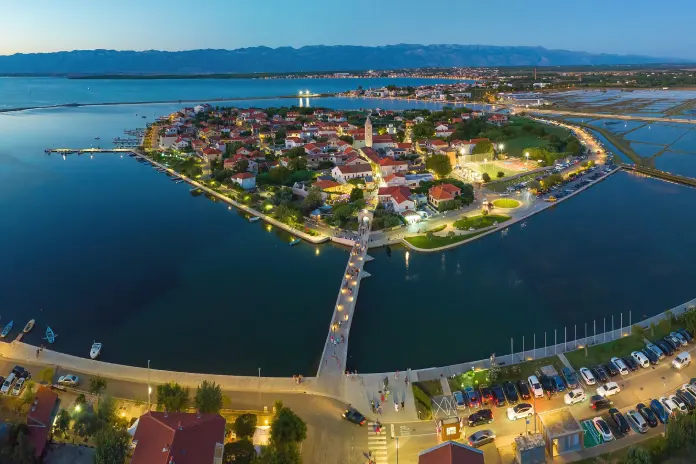 Panoramatický pohled na město Nin