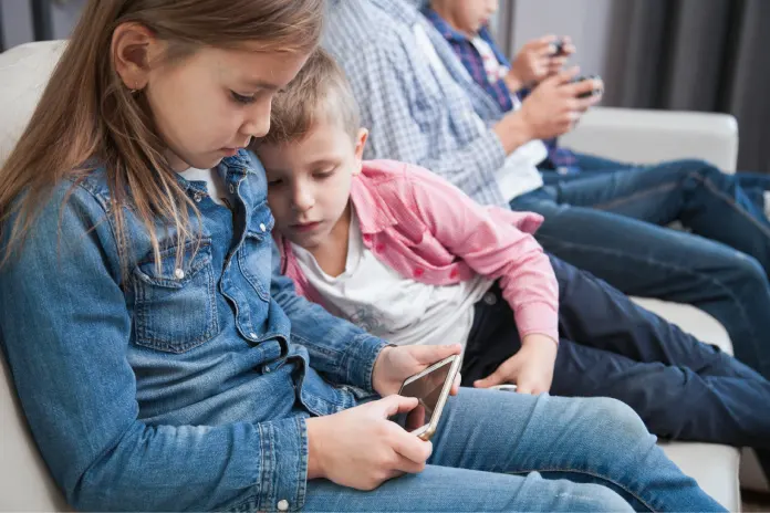 Děti tráví většinu času na mobilu Děti tráví většinu času na mobilu