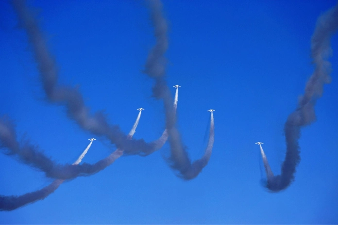 Rozptyl částic z letadel do atmosféry se často uvádí jako příklad tzv. aerosolové injekce, tedy metody umělého ovlivňování klimatu