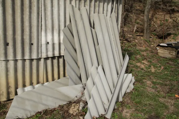 Eternitové vlnovky obsahující zdraví škodlivý azbest