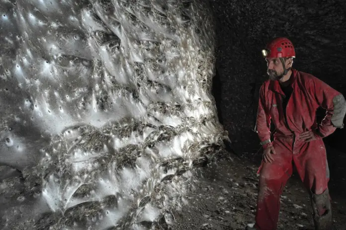 Sirná jeskyně v soutěsce Vromoner ukrývá unikátní ekosystém s více než sto tisíci pavouky