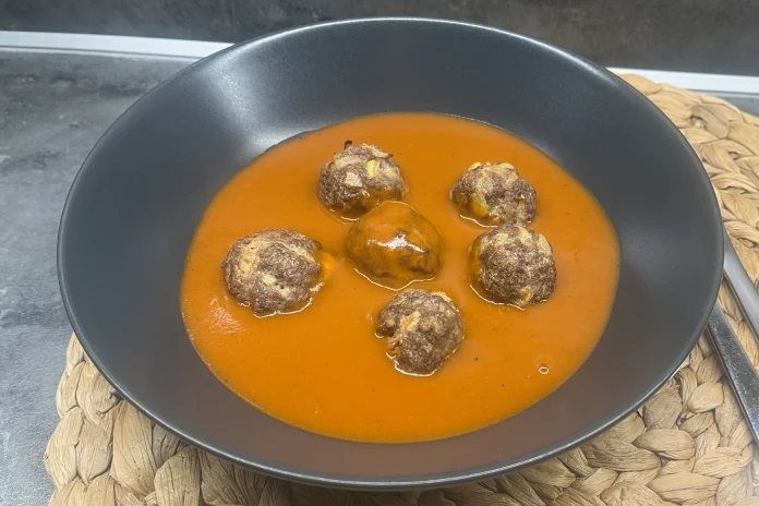 Rajská omáčka s masovými kuličkami