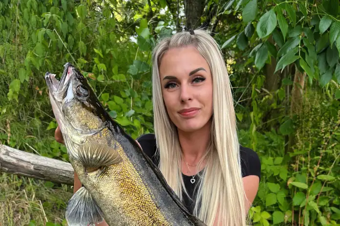Rybářka Veronika Machová se svým úlovkem